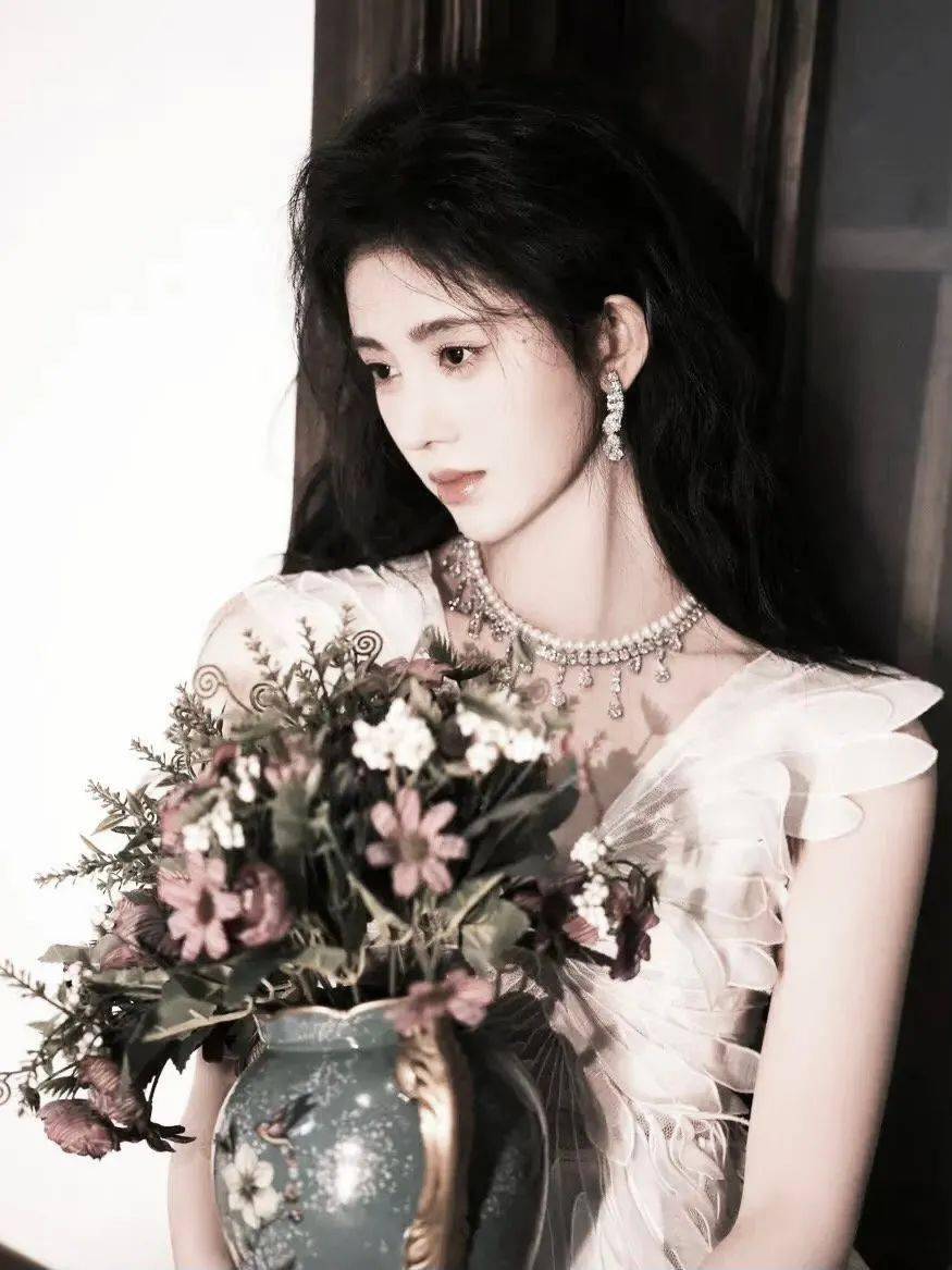 对比鞠婧祎又“换头”了？这前后差别也太大了吧！