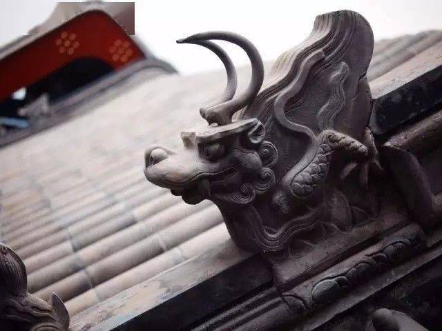 中式建筑屋檐上的动物图片