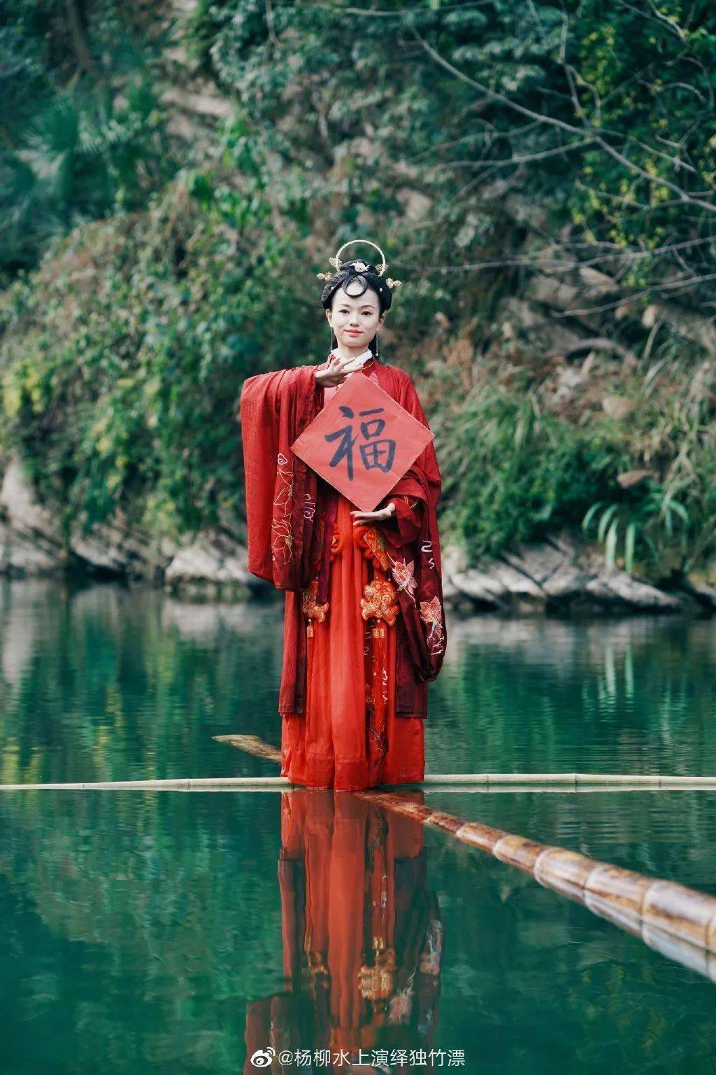 贵州女孩"独竹漂"闻名世界,中国功夫厉害_杨柳_精彩表演_技艺