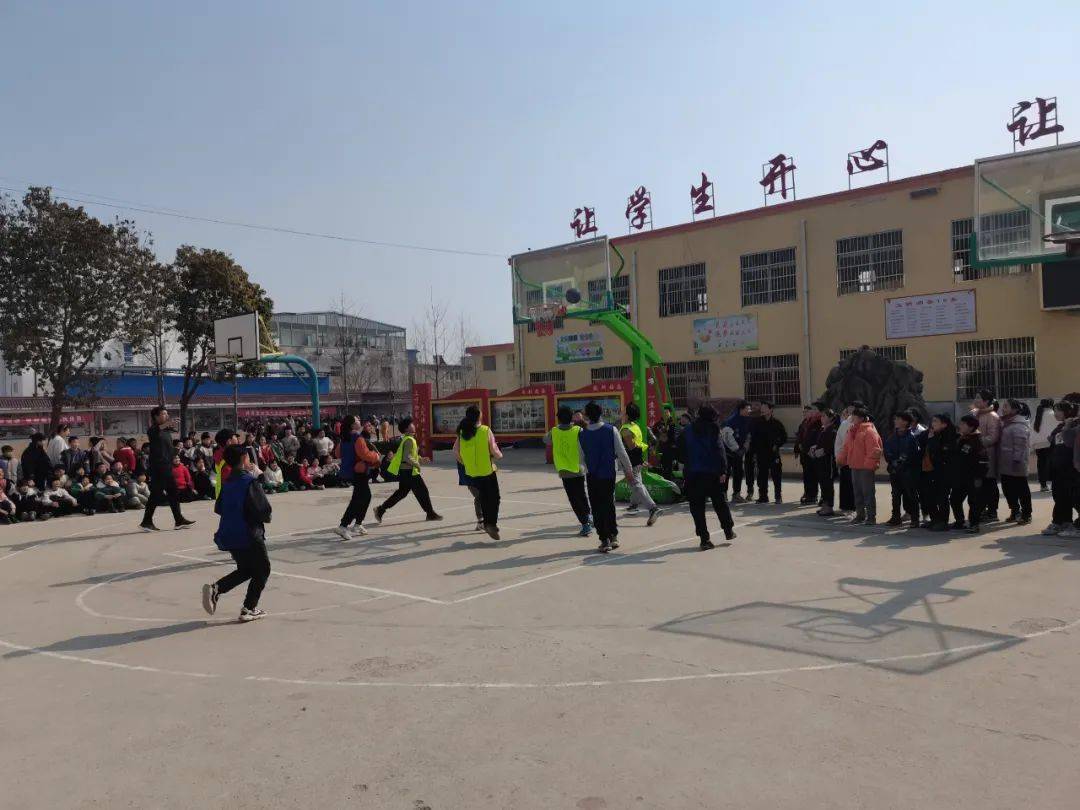 提高身体素质,加强学生篮球技术交流,2月24日,泗县黄圩镇中心学校举办