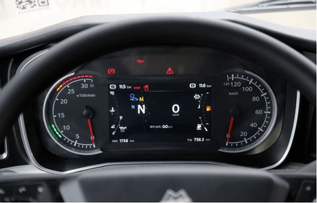 仪表盘中间位置设有高分辨率液晶显示屏,卡友在行车时就可以了解燃料