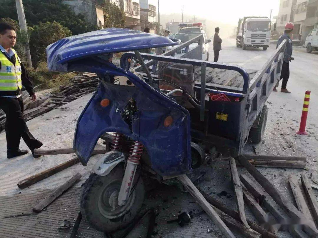 丰顺三轮车和货车发生碰撞,一地狼藉两人受伤_肖某_王某_事故