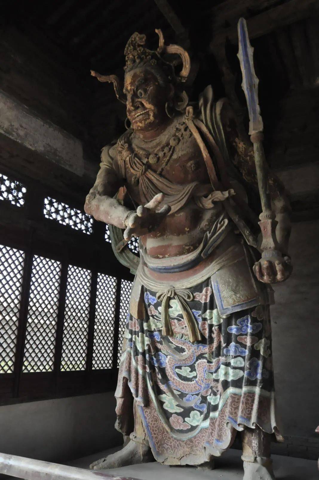 "独乐寺"扁额,相传是明代严嵩手笔.前两稍间是两尊辽代彩色泥
