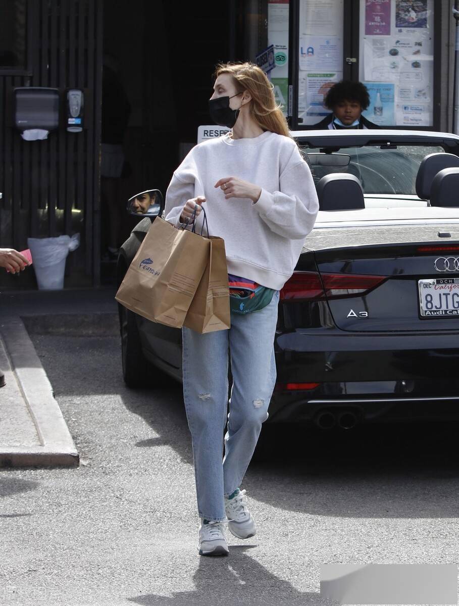 街拍惠特尼波特前往一家寿司店白色卫衣牛仔裤休闲随性