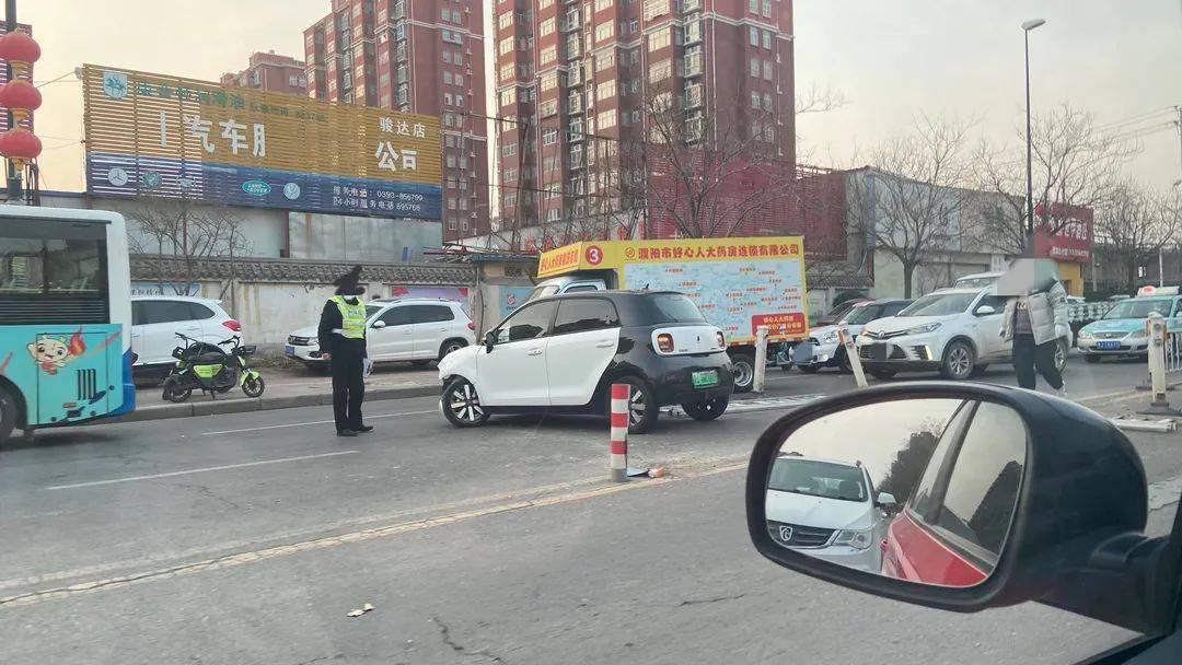 惊险濮阳一轿车撞断护栏冲出车道