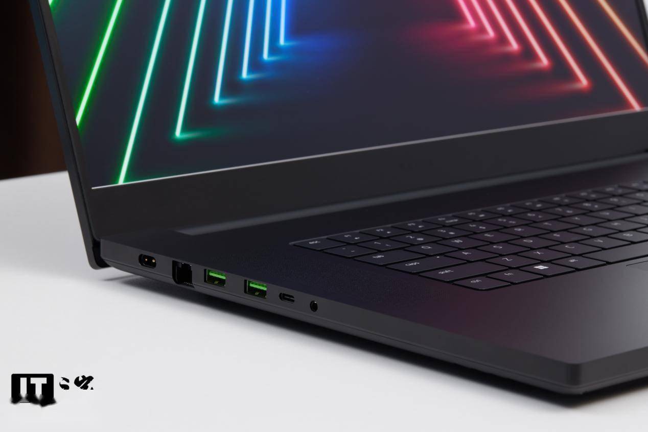 雷蛇灵刃 17 专业版评测：最强移动端 GPU，DLSS 畅玩 2K 光追