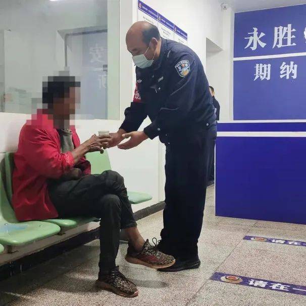 平凡举动暖民心,人民公安为人民_男子_男孩_群众