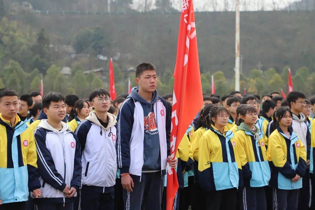 金沙县金沙中学学生在教室观看"开学第一课"视频金沙县沙土第一小学