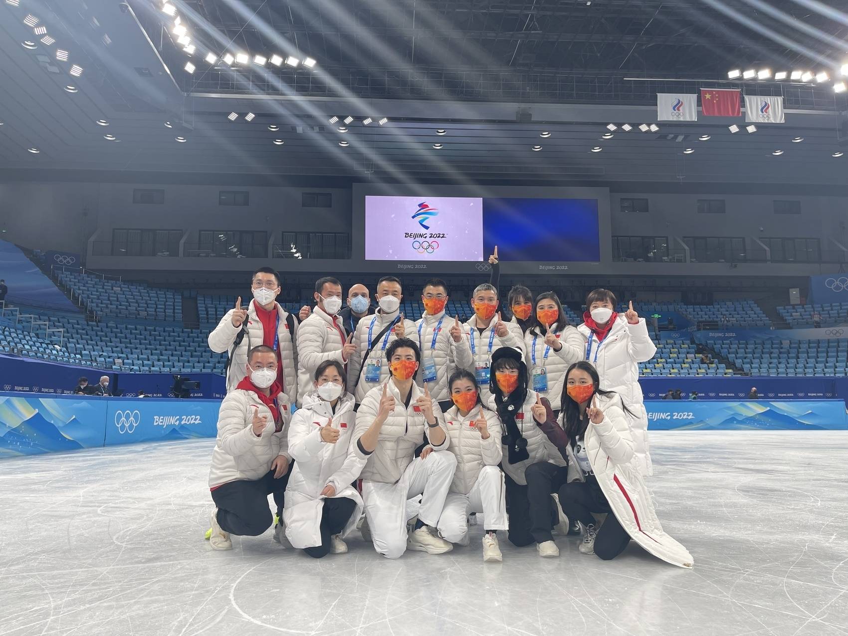 比赛结束后,何栩与队员们留下精彩的记忆最近10多年,成都体育学院运动