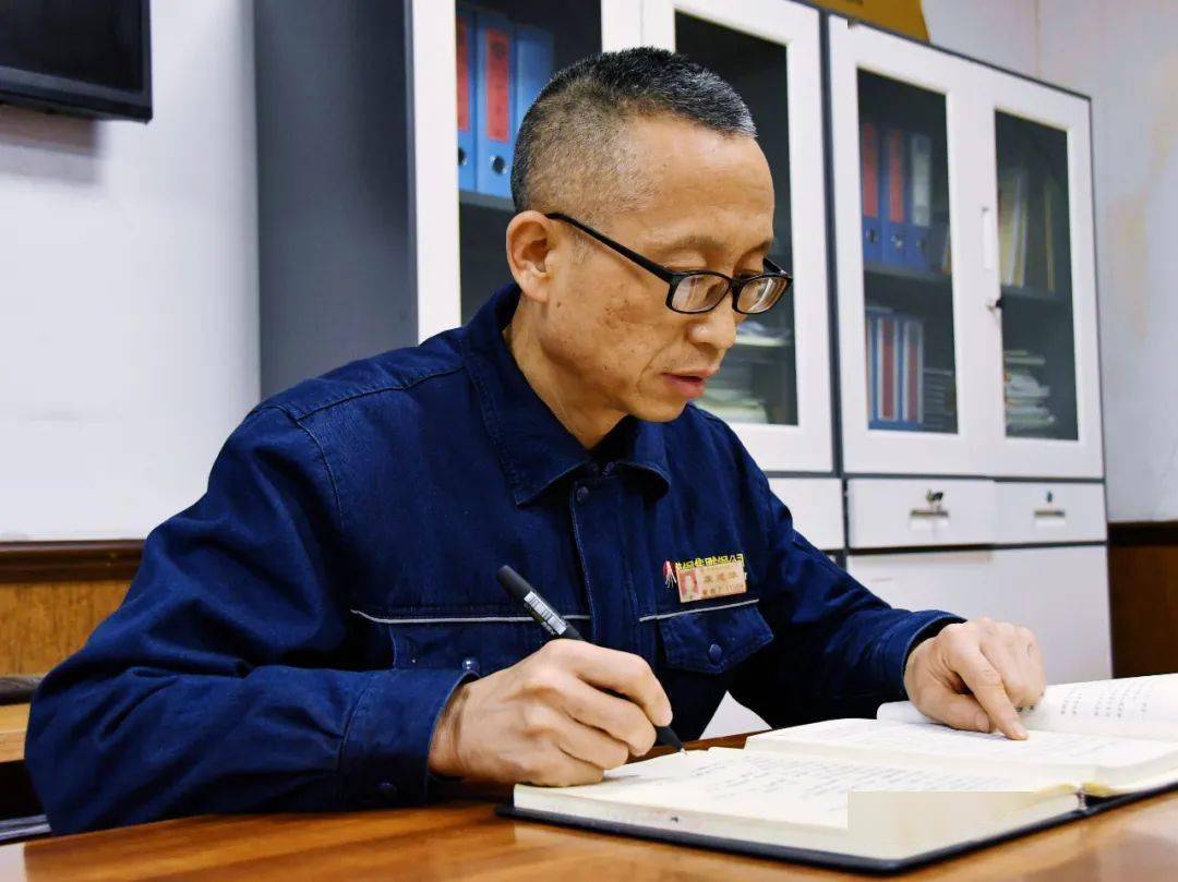 钢城让钢铁精神在一线栩栩生辉记2021年度陕钢集团先进工作者康建华