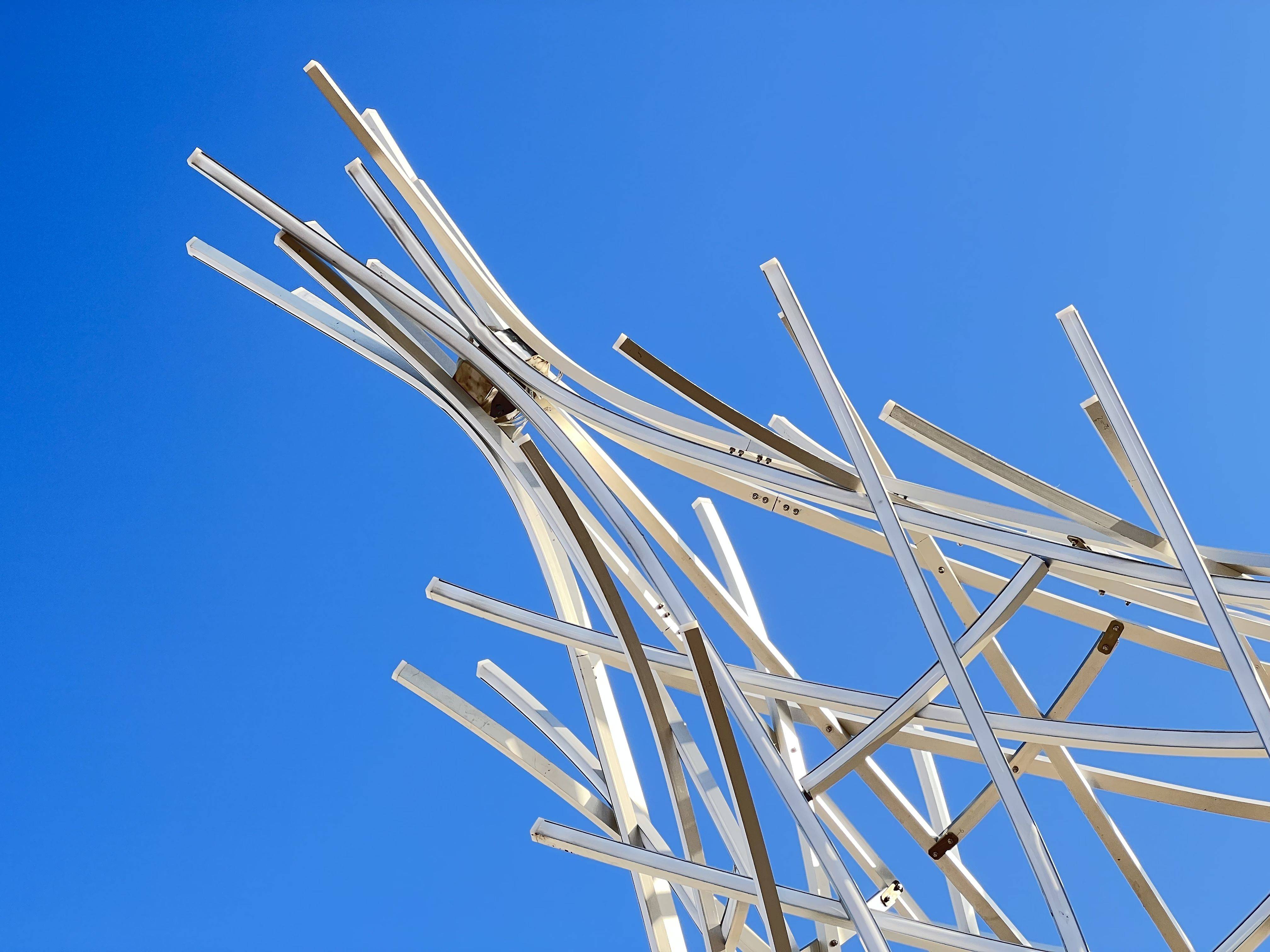 艺术8颗“雪绒星”扮靓“冰立方”南广场，科技融合艺术营造冬奥氛围