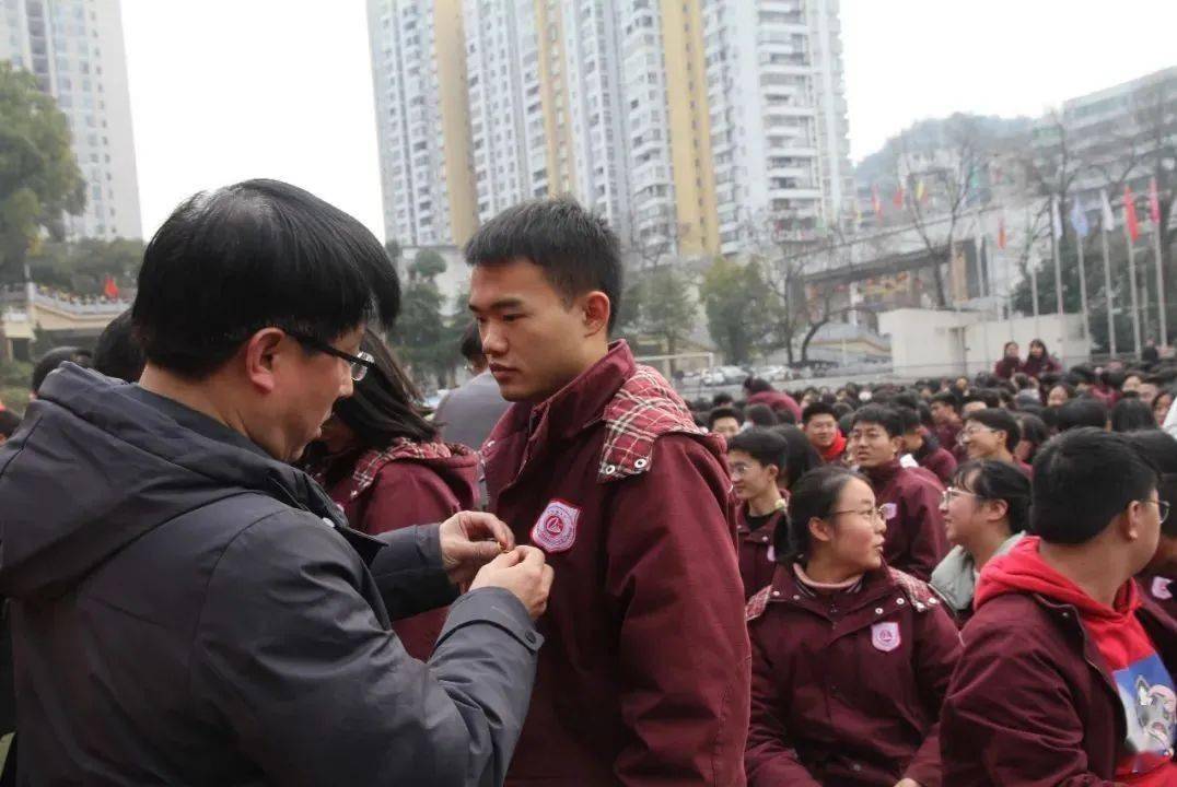 一起向未来为中华民族复兴而志恩施市第一中学举行高三年级学生十八岁