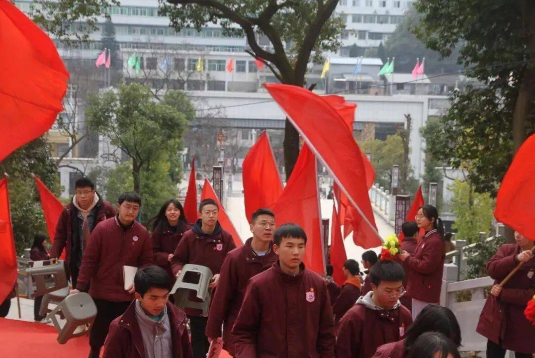 一起向未来为中华民族复兴而志恩施市第一中学举行高三年级学生十八岁