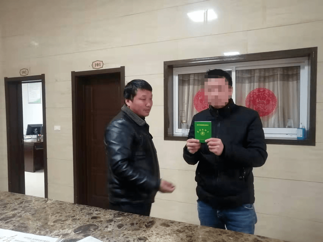 （社区向患者监护人发放救助卡）2月28日下午社区向辖区29名贫困精神病患