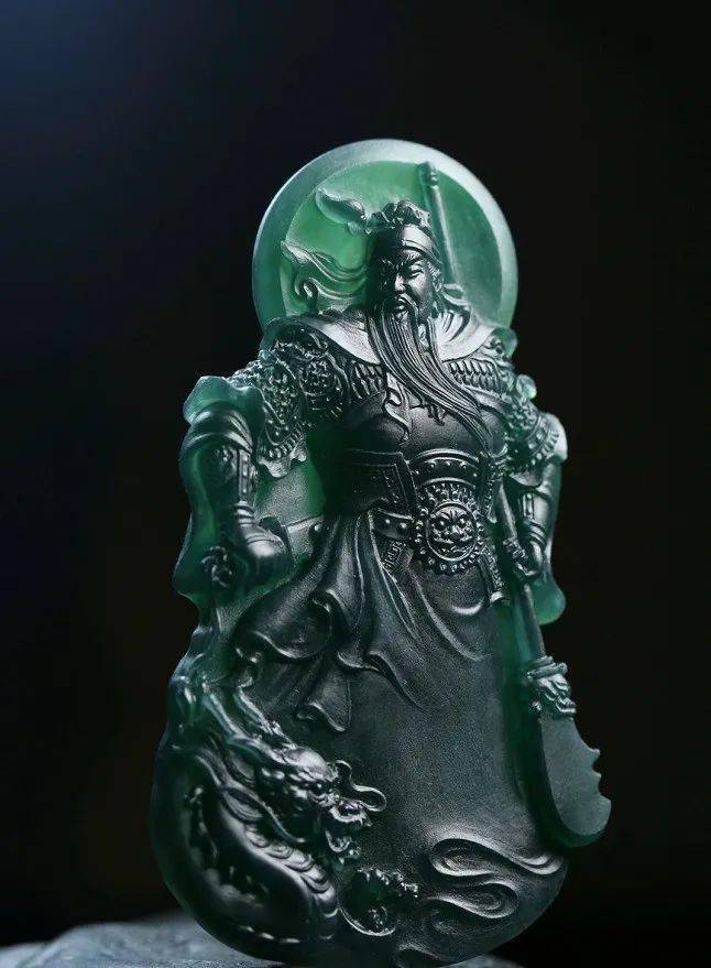 高品质的蓝水翡翠片料,雕刻《武圣关公》,威武霸气!_玉雕_人物_寓意