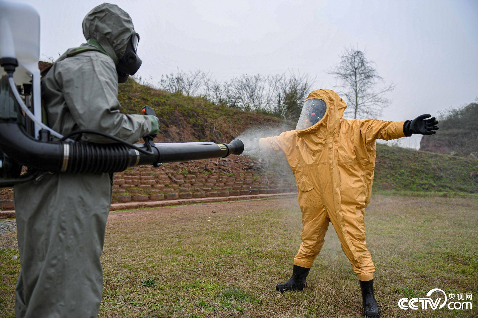 降魔神兵登场直击武警官兵防化救援演练