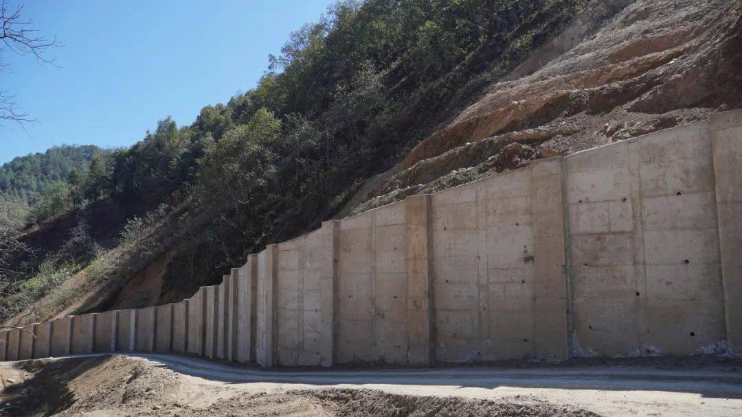 一整天要观察好几次,现在好了,修起了防滑桩,打好了挡墙,放心了许多