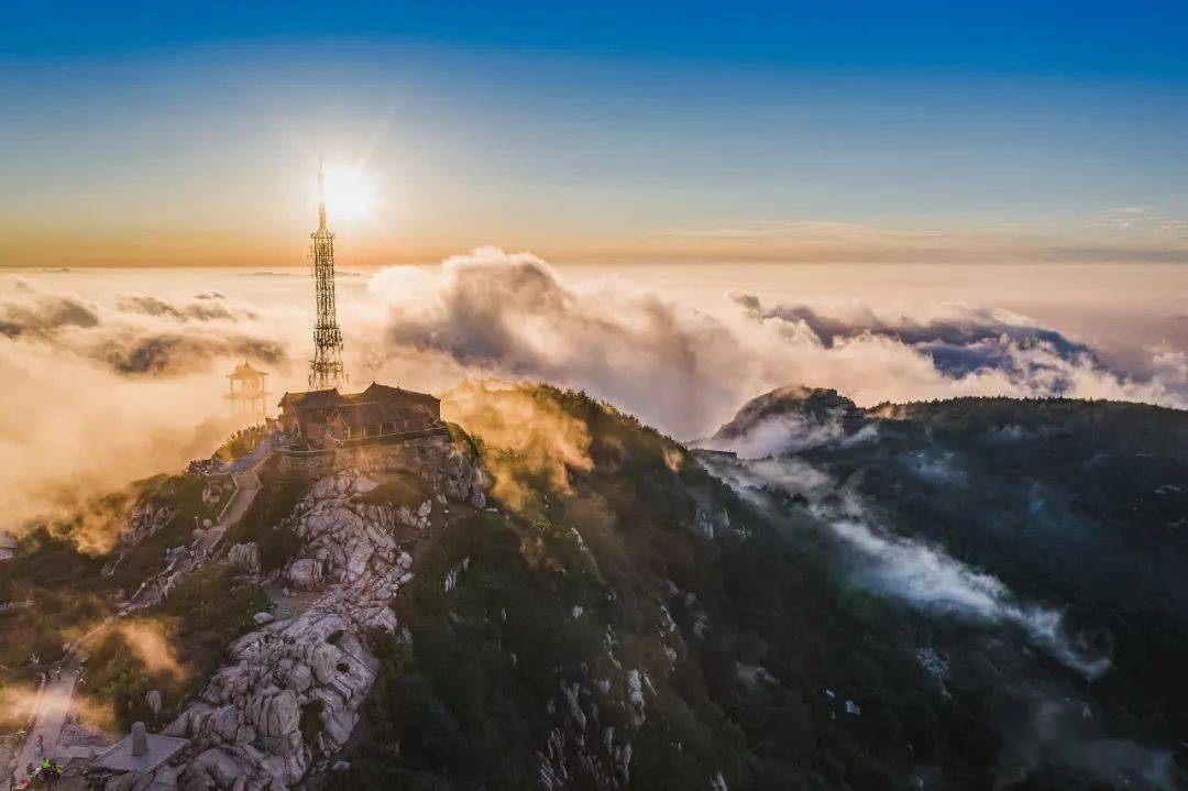 玉皇顶是"东岳"——泰山主峰之巅气势雄伟,拔地而起有"天下第一山"之