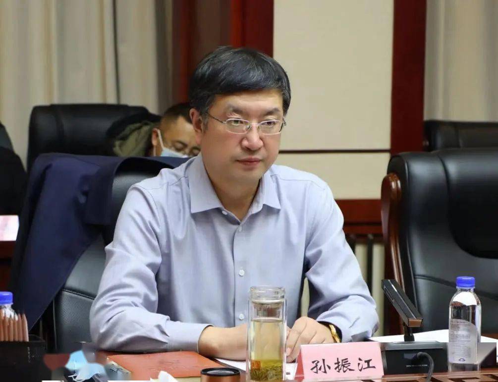 3月1日,市委书记孙振江主持召开市委,政府与中国马业协会座谈会,共同