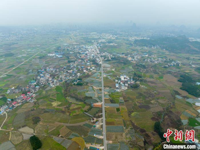 柳州|航拍“十大最美农村路”广西柳州市渡村至成团公路