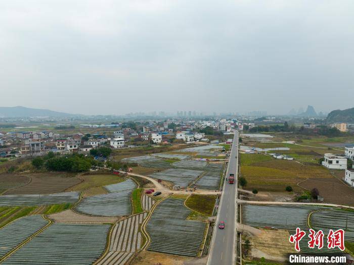 柳州|航拍“十大最美农村路”广西柳州市渡村至成团公路