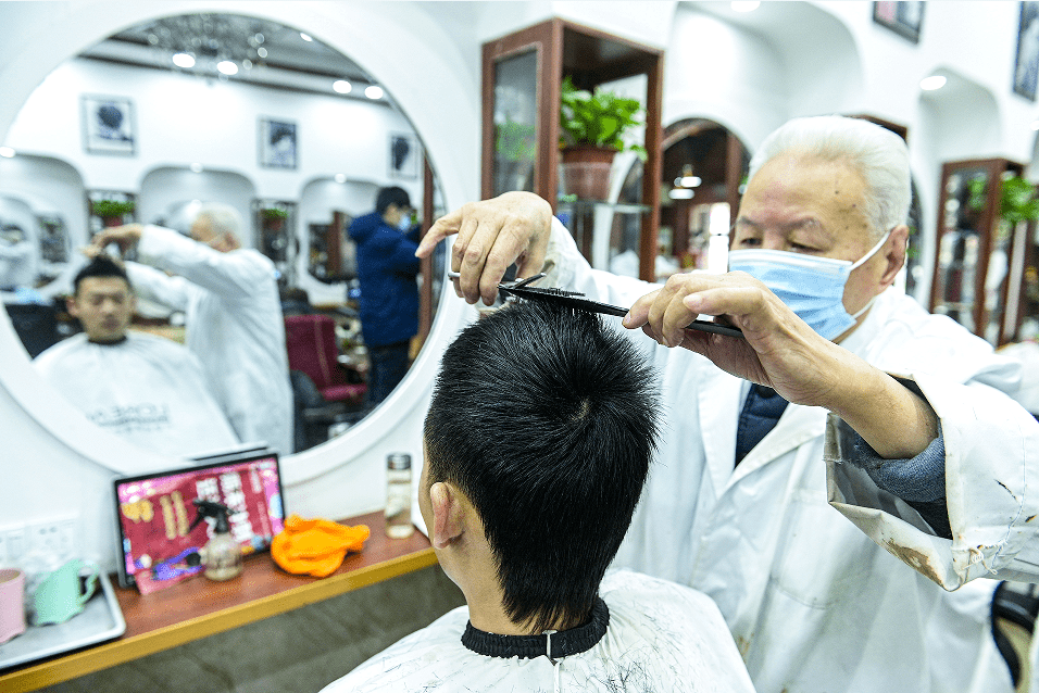 好多土生土长的扬州人,一直在这家店理发,就有了感情,这里也有他们的