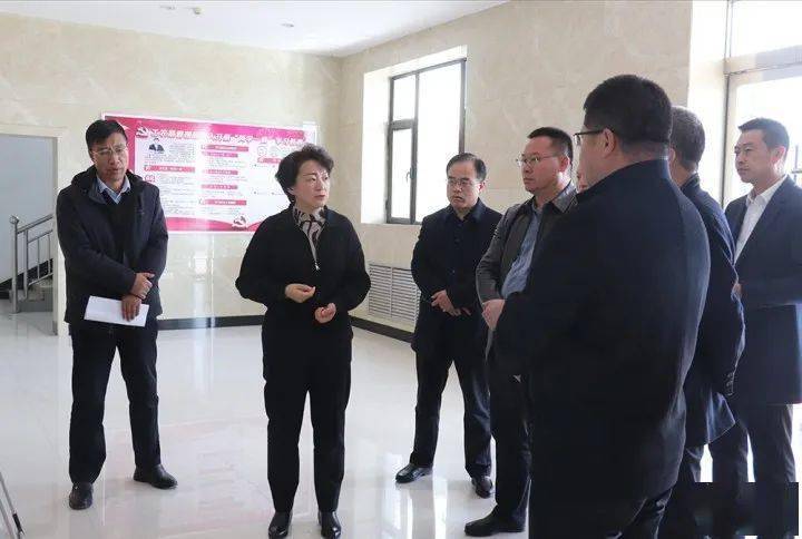 在白银区工农渠灌区续建配套与节水改造项目现场,张莉详细询问当前