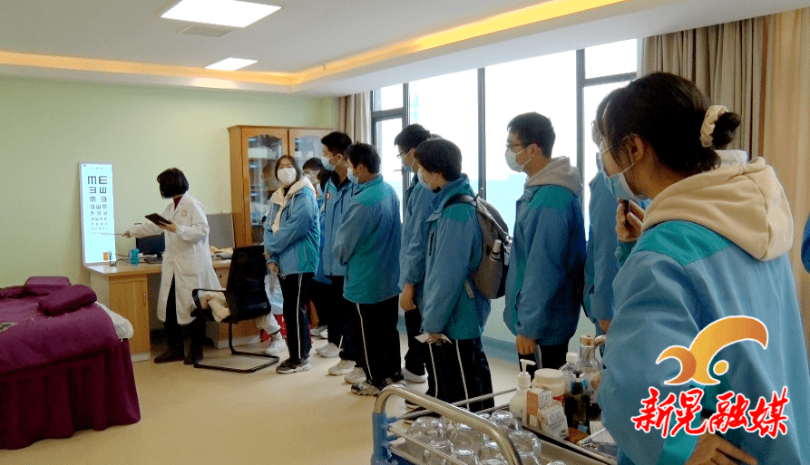 依次进行眼科,外科,内科,耳鼻喉科,口腔科,胸部透视,肝功能等高考体检