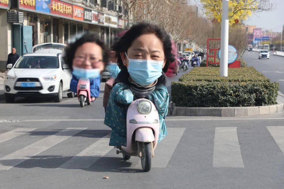 骑乘摩托车,电动自行车戴头盔的小伙伴