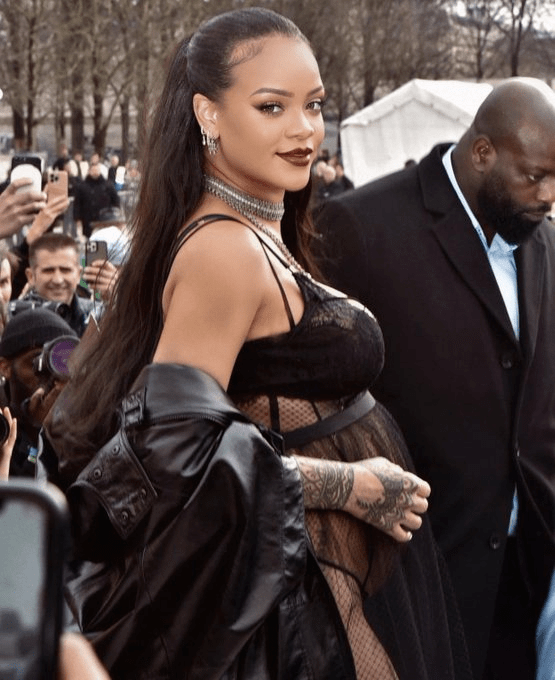 蕾哈娜穿性感内衣出街秀孕肚被狂骂网友耻辱穿上衣服吧