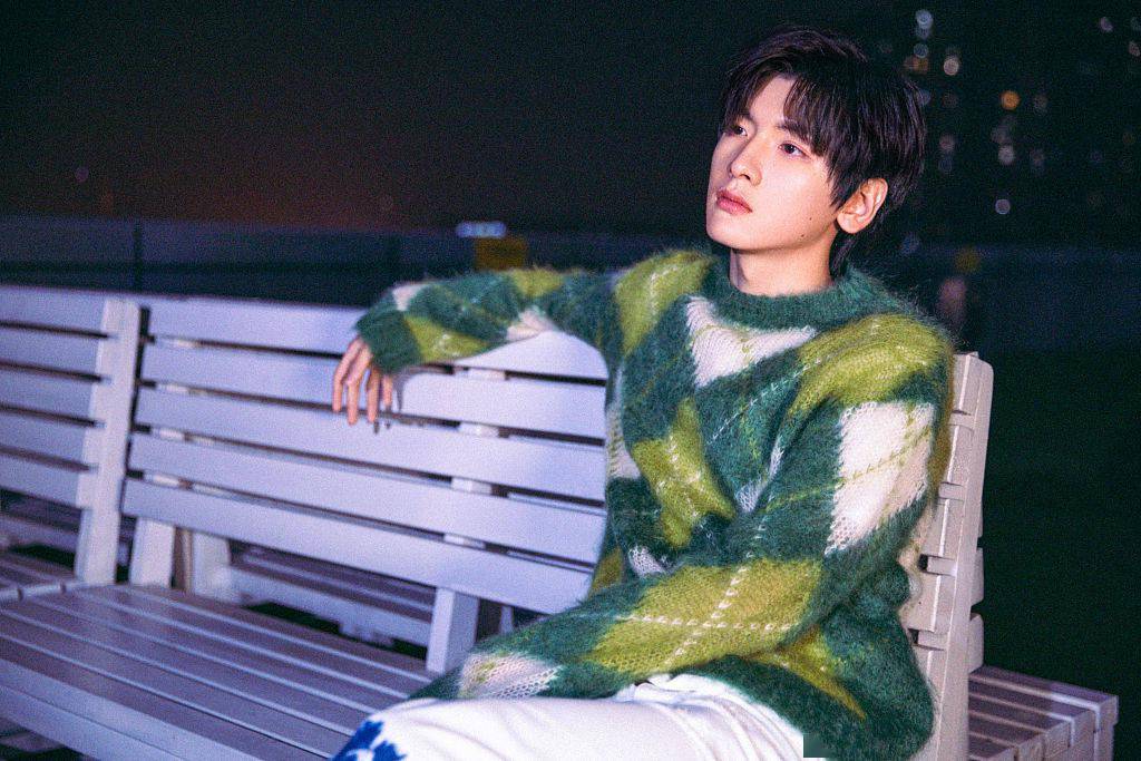 翟潇闻新综艺没谈过恋爱的我首播毛衣夹克两套造型清爽帅气