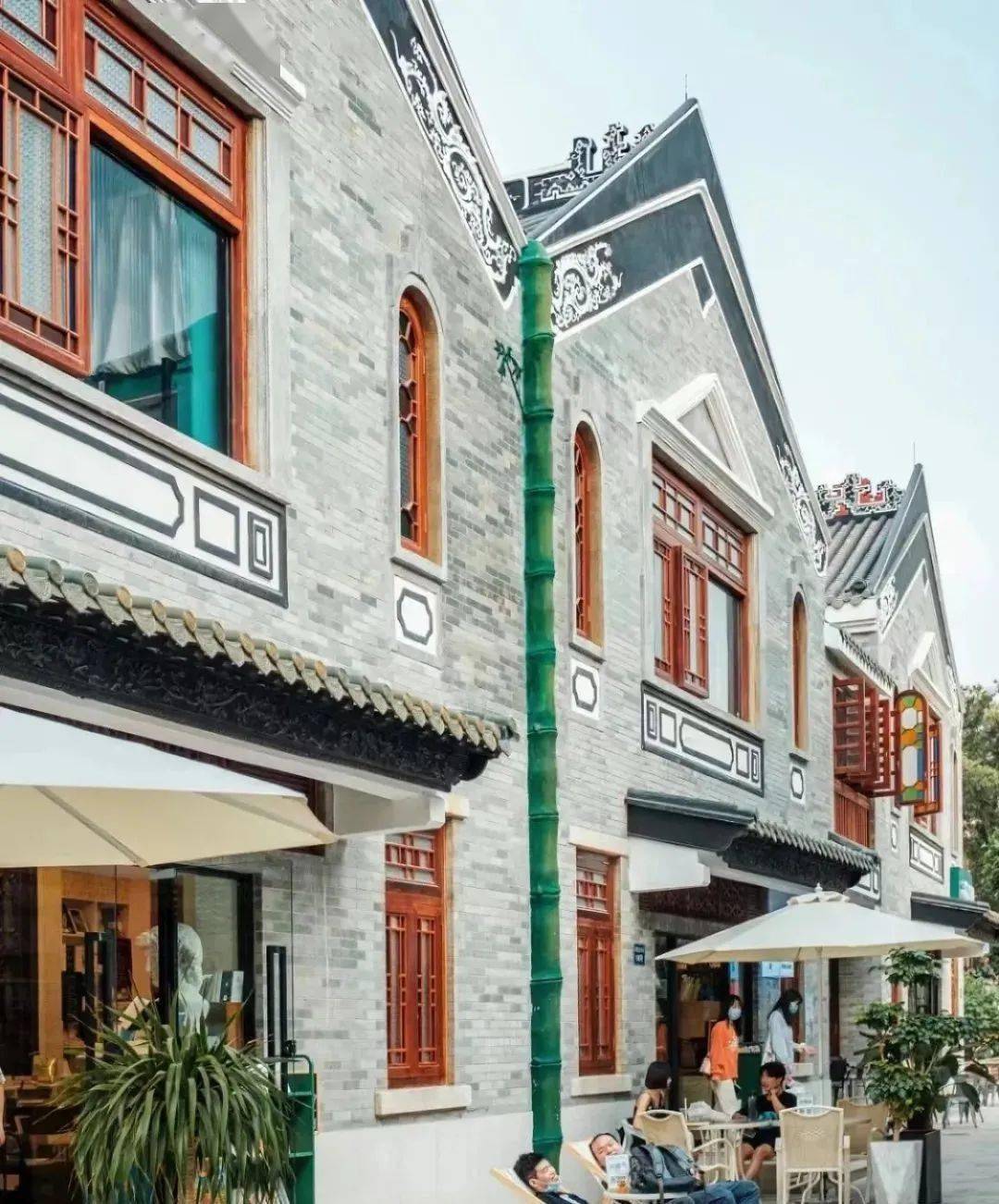 图/hunk漫步街巷,泮塘五秀,龙舟,鸡公榄等岭南特色的手绘壁画随处可见