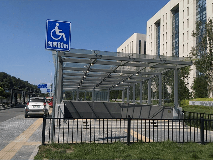 设置第三卫生间,配备了扶手,紧急呼叫按钮等无障碍设施