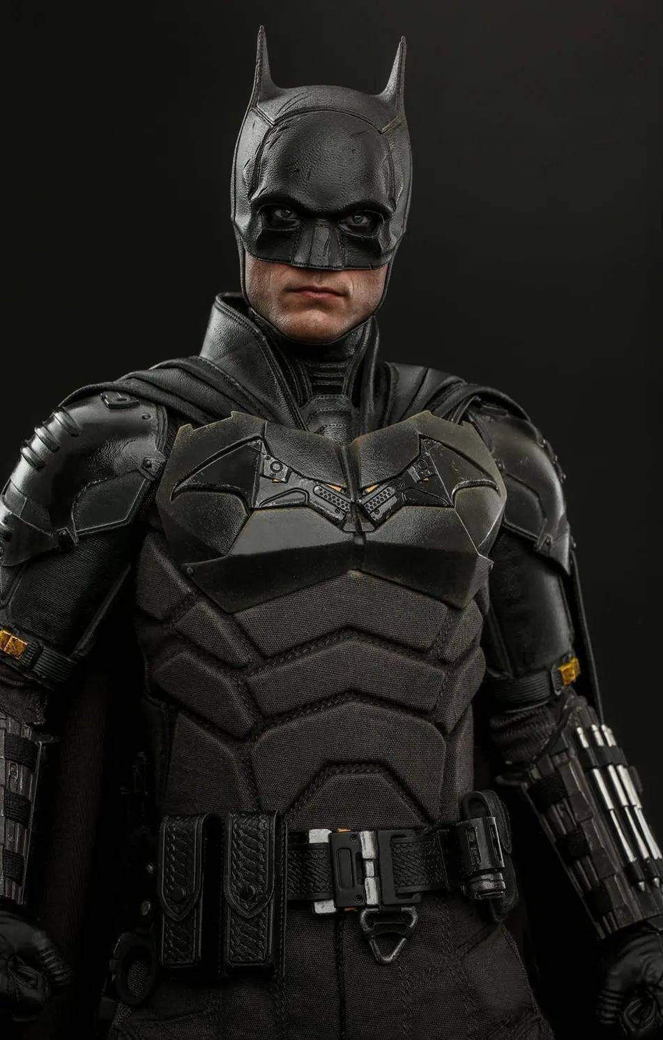 战衣的完整造型主体部分共有32个可动关节这款新蝙蝠侠采用了1/6的