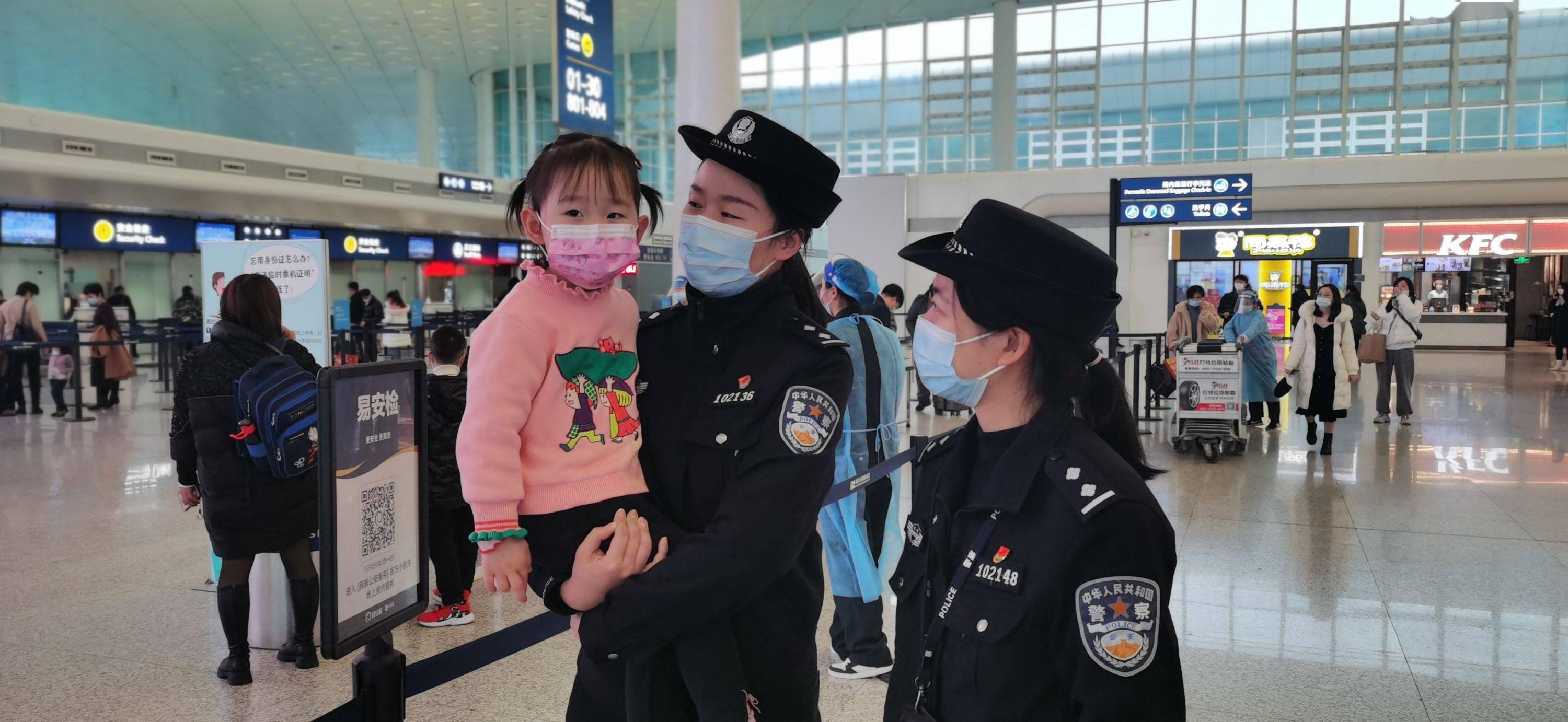 空港警花学雷锋志愿者贴心服务中外旅客掌握多国语言打造机场最美窗口