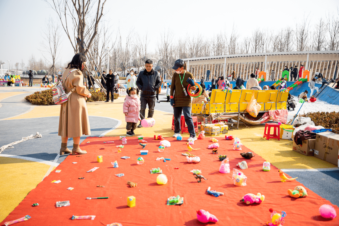 小孩看了都走不动道~比如这个童年回忆套圈圈公园还有很多小摊贩此处