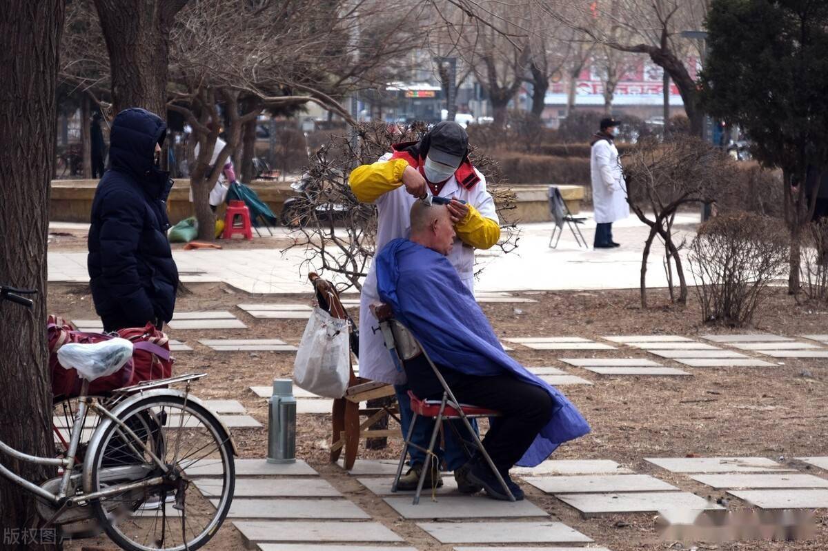 沈阳:二月二剃龙头街头理发摊生意火