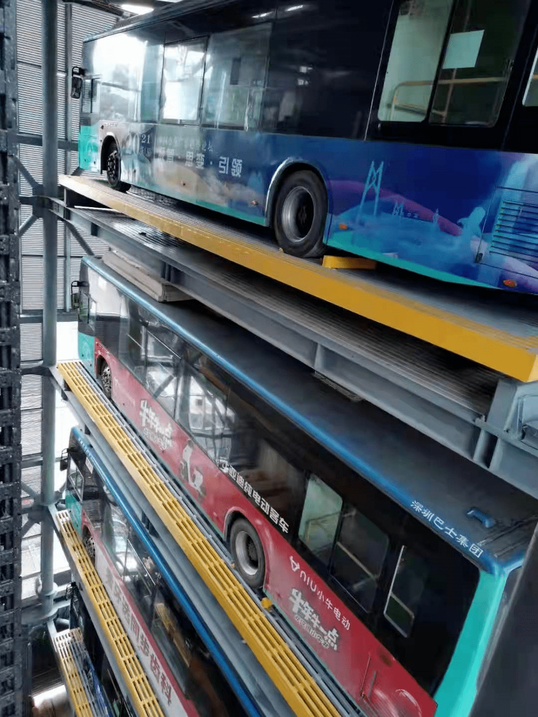 车位16个(含6个夜间临时停车位)车库为3组9层垂直升降类立体公交车库