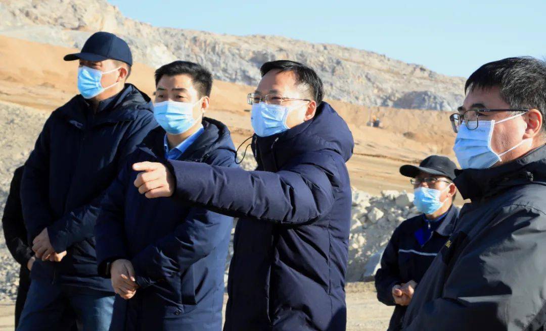 在温明矿业卡布其煤矿排土场,唐毅全面查看矿区道路整治,边坡治理等