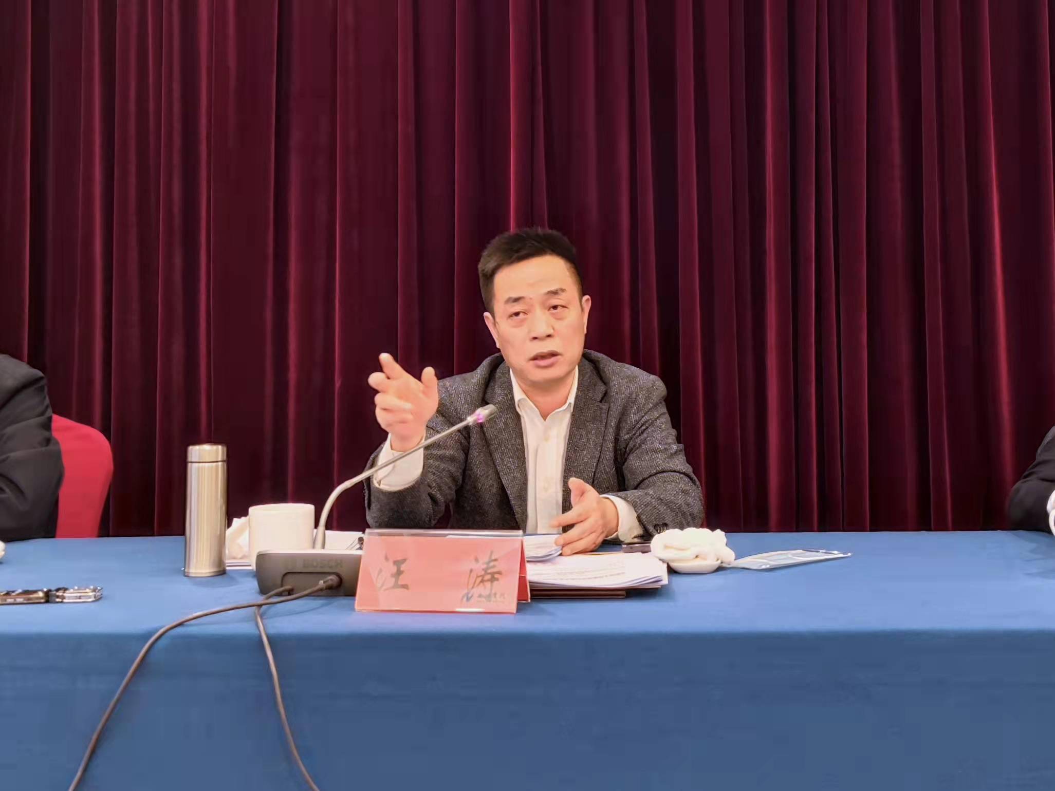 市国资委党委书记,主任白锁铭在会上作2021年度国资工作报告