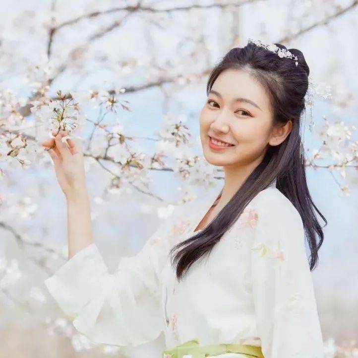 未出嫁的女孩为啥叫黄花闺女，而不是红花、蓝花祖先梅花额头 