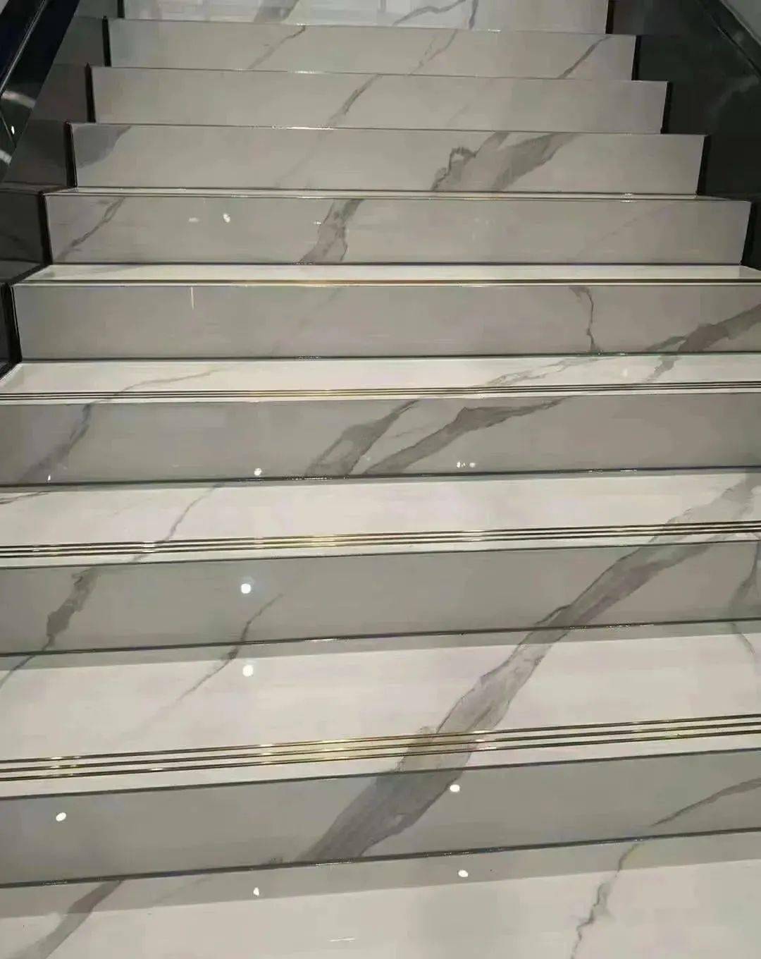 这些造型的楼梯,不建议用岩板_大理石_直角_双边