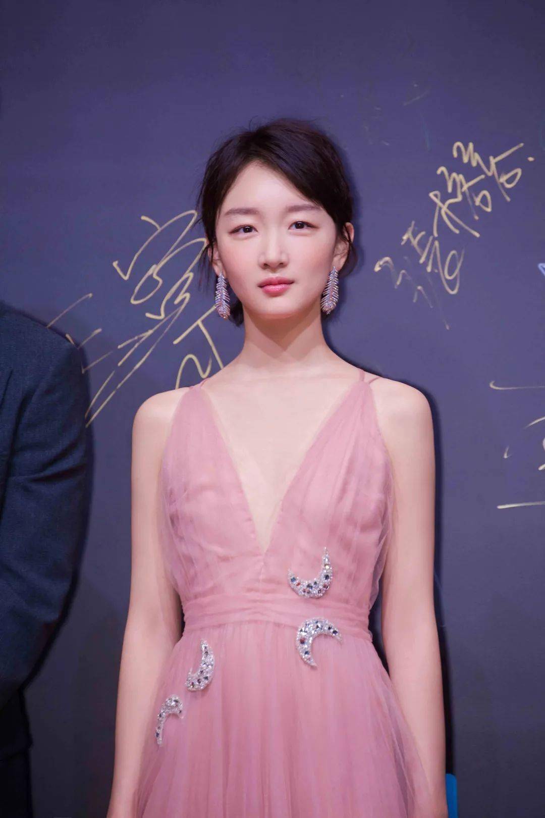 角色|李现和刘亦菲合作？热巴拿下主流大饼？高圆圆大花守门员？周冬雨不屑流量？糊咖男演员骗P搭档？