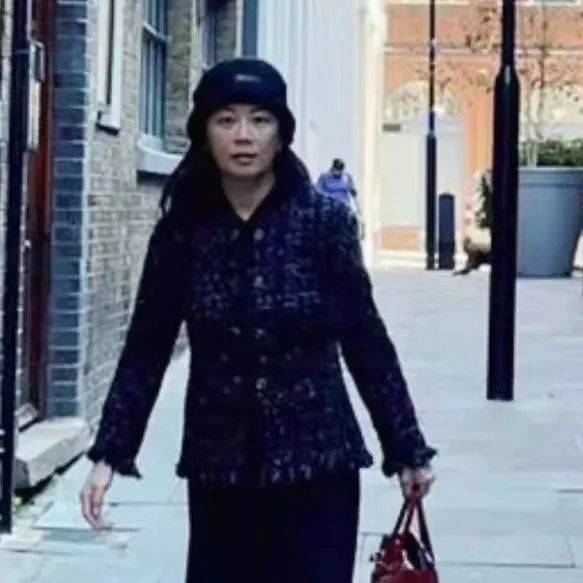 央视主持人姜丰被指变酒鬼,一天喝5瓶万元洋酒,离婚后久居英国_生活_理查德·杜比_事业