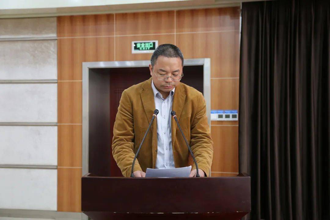 会上,书面传达全国,全省交通运输工作会议精神,局党委书记,局长薛海林