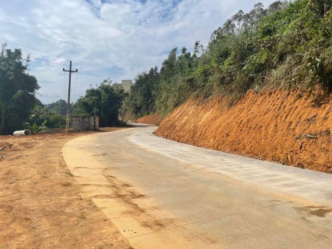 路宽民富心齐博白县双凤镇百屯道路提质拓宽工程助推乡村振兴按下加速