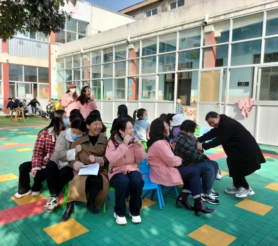 鹤壁市浚县县直幼儿园开展喜迎三八趣味体育活动