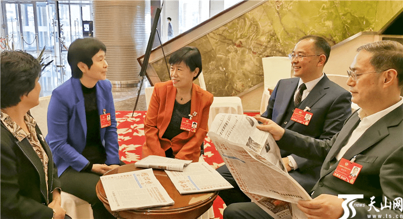 住疆全国政协委员讨论政府工作报告_邓红_会议_间隙