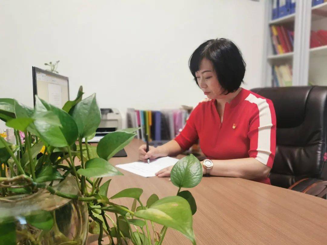 喜报西昌市东风幼儿园园长宋春霞荣获第十四届宋庆龄幼儿教育奖提名奖