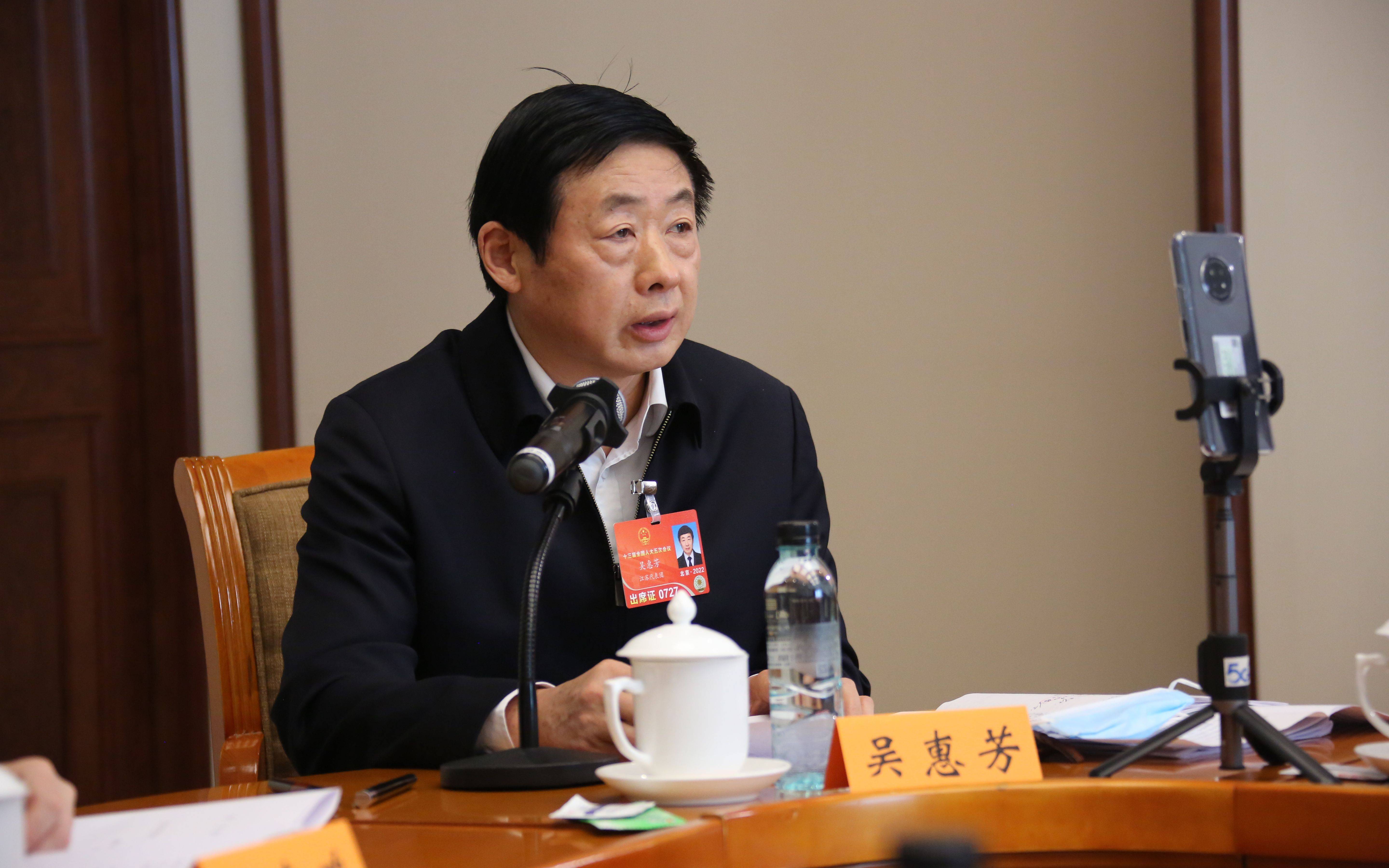 曹晶瑞)3月7日,全国人大代表,张家港南丰镇永联村党委书记吴惠芳建议